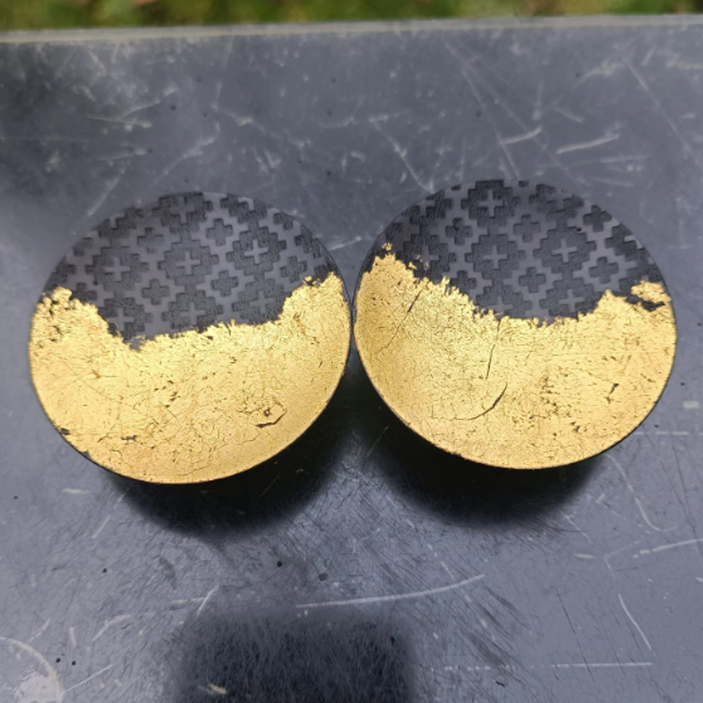 Engraved plugs